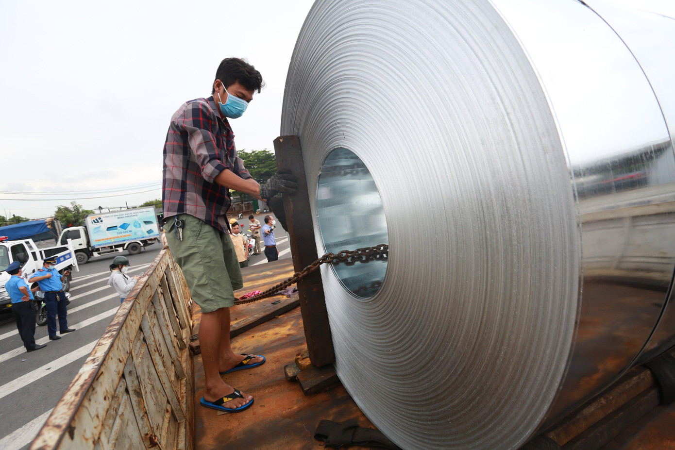 Các tài xế lấy lý do cự ly vận chuyển gần, xe chạy chậm để biện minh cho việc không chằng buộc cuộn thép khi vận chuyển. Các tài xế lấy lý do cự ly vận chuyển gần, xe chạy chậm để biện minh cho việc không chằng buộc cuộn thép khi vận chuyển.