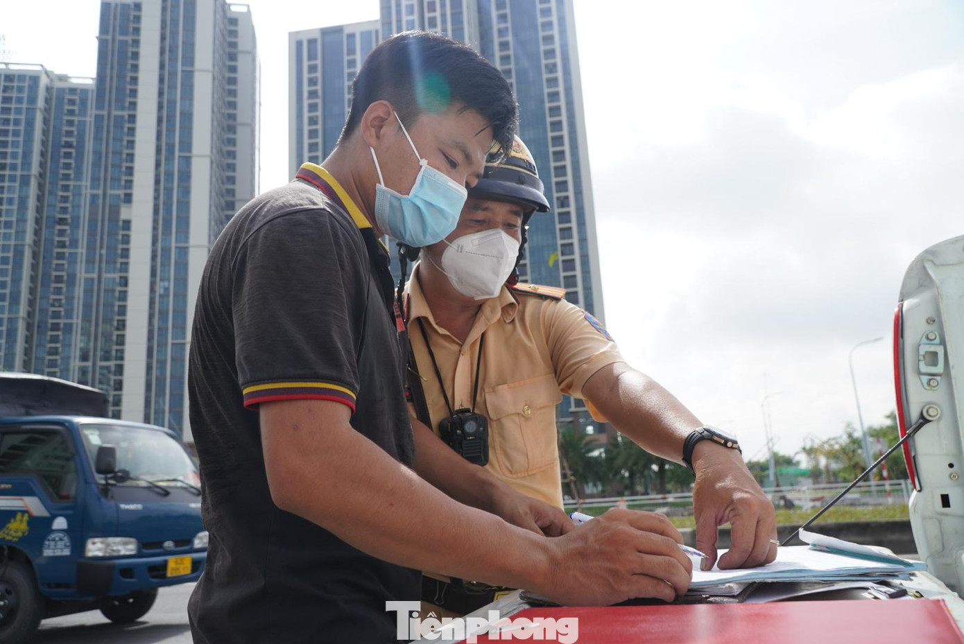 Đa phần các trường hợp bị CSGT xử phạt do mắc lỗi “vận chuyển hàng trên xe phải chằng buộc mà không chằng buộc” hoặc “có chằng buộc nhưng không chắc chắn”.