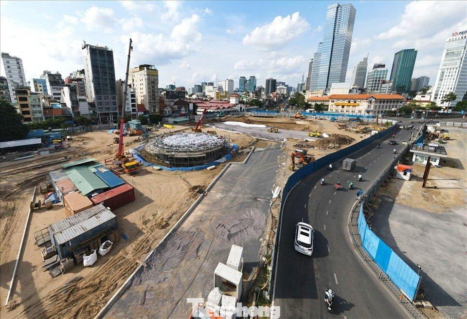 Khu vực phía trước chợ Bến Thành hiện nay.