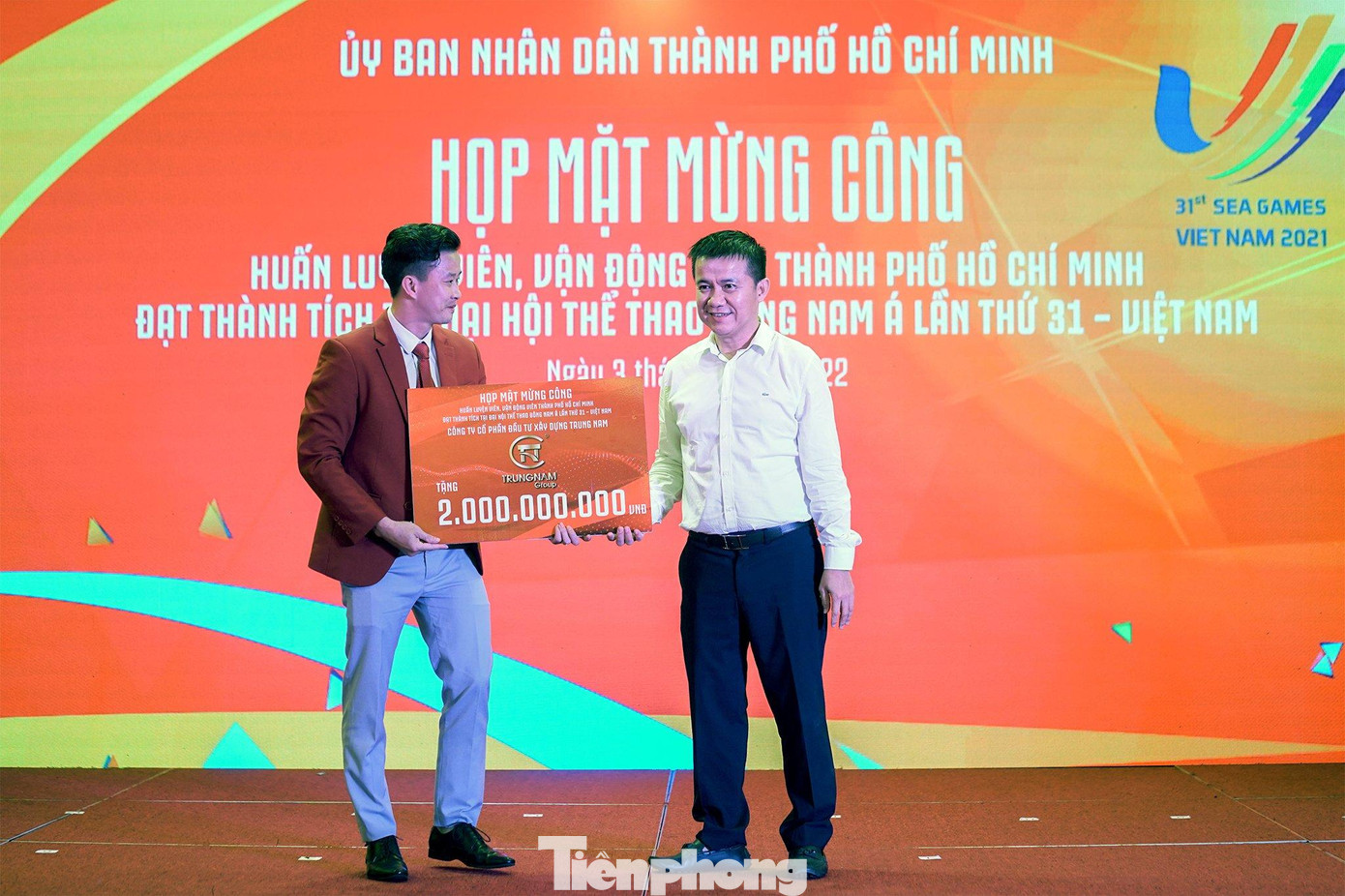Đại diện công ty Cổ phần Đầu Tư Xây dựng Trung Nam trao tiền thưởng mừng thành công của đoàn VĐV TPHCM tại SEA Games 31. Ảnh: Phạm Nguyễn Đại diện công ty Cổ phần Đầu Tư Xây dựng Trung Nam trao tiền thưởng mừng thành công của đoàn VĐV TPHCM tại SEA Games 31. Ảnh: Phạm Nguyễn