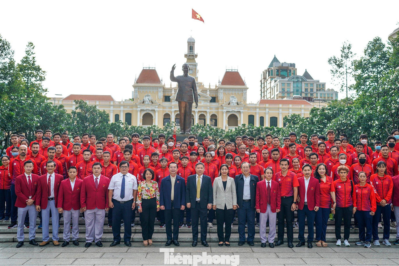 Trong chương trình, chiều 3/6, đoàn HLV, VĐV TPHCM đã báo công, dâng hoa tại tượng đài Chủ tịch Hồ Chí Minh (đường Nguyễn Huệ, Quận 1). Ảnh: Phạm Nguyễn Trong chương trình, chiều 3/6, đoàn HLV, VĐV TPHCM đã báo công, dâng hoa tại tượng đài Chủ tịch Hồ Chí Minh (đường Nguyễn Huệ, Quận 1). Ảnh: Phạm Nguyễn