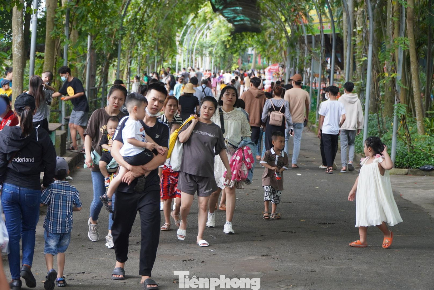 Theo dự báo, lượng khách đến vào chiều 1/6 sẽ tiếp tục tăng.