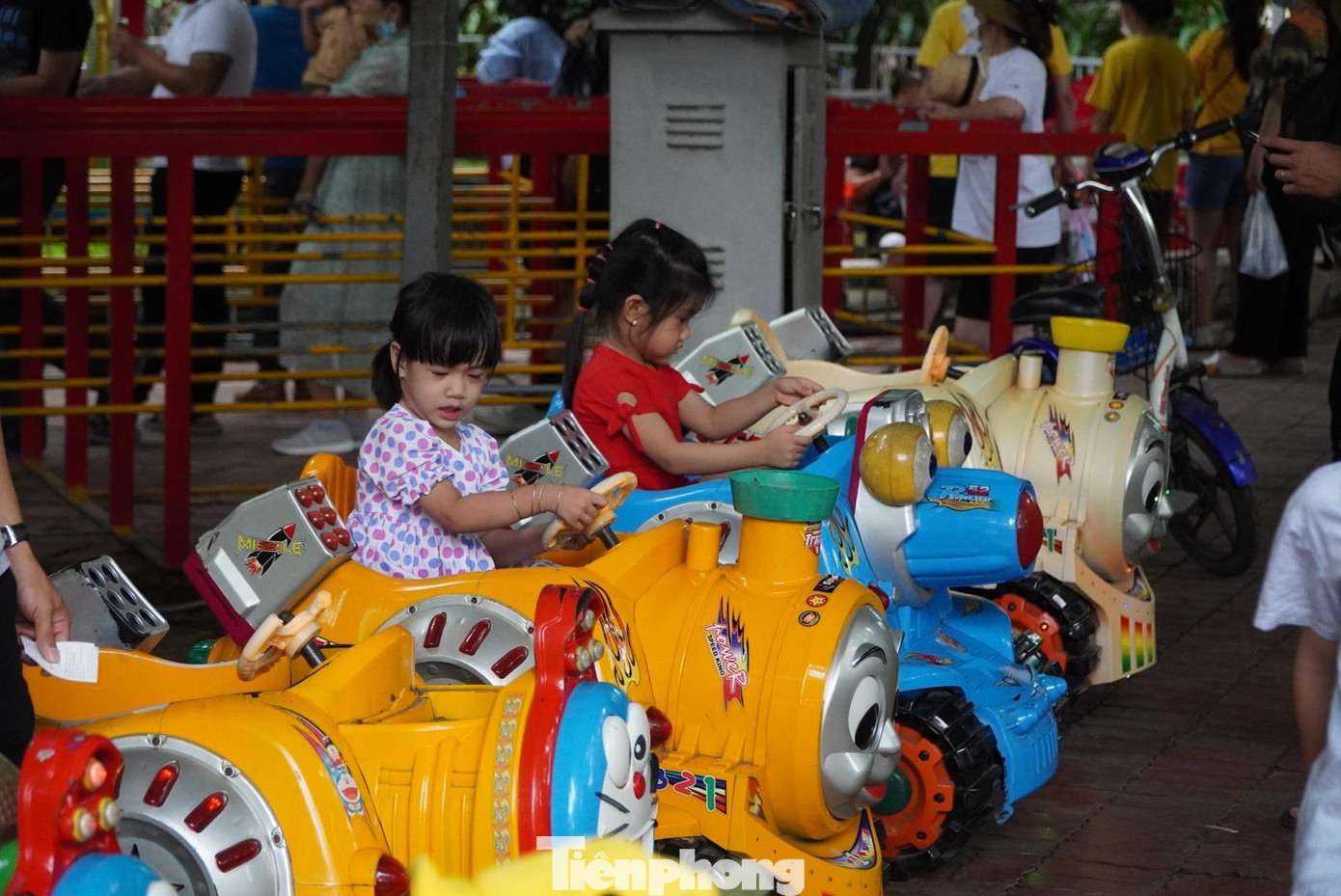 Các em nhỏ tỏ ra rất hào hứng và thích thú.