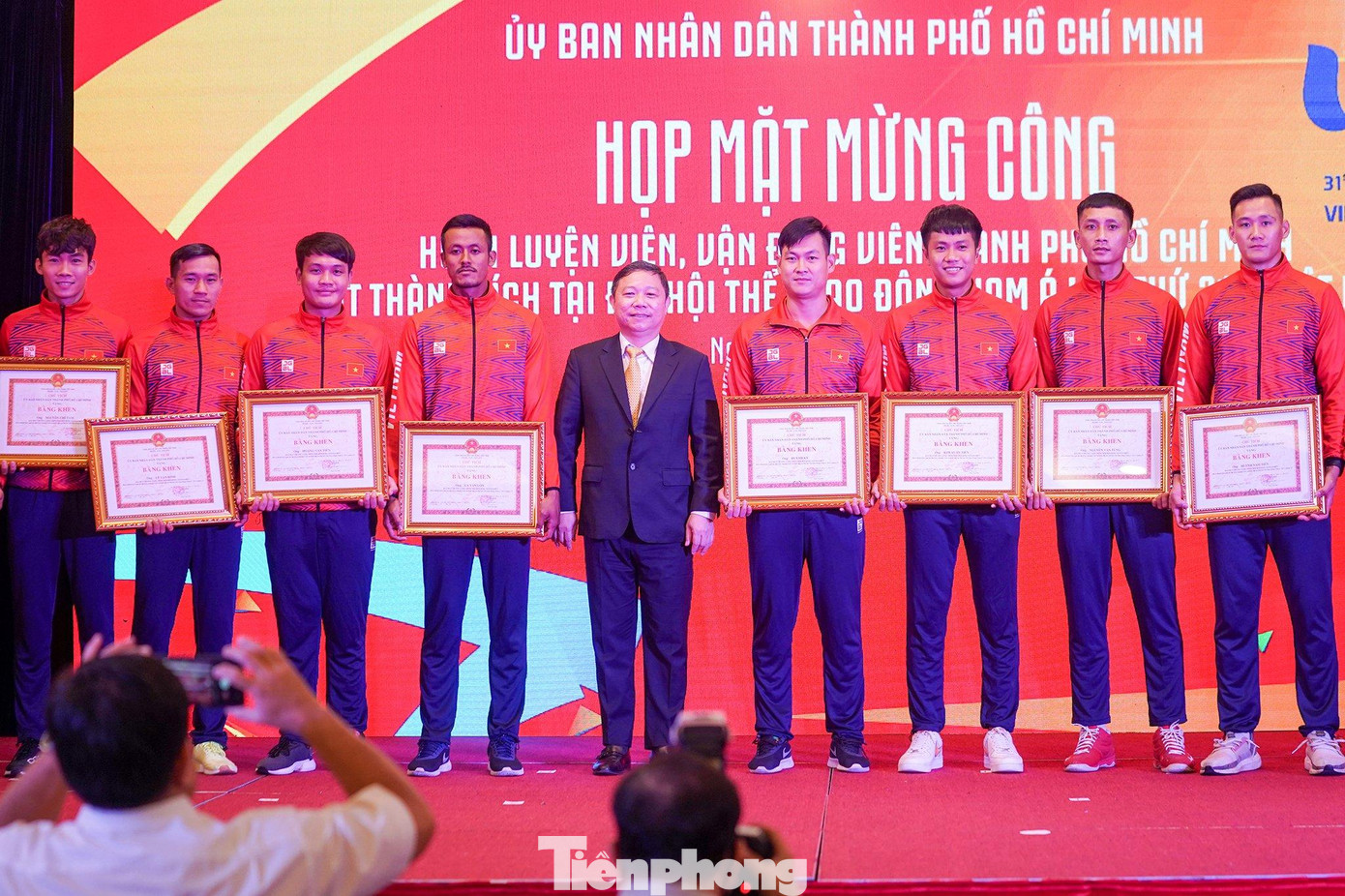 Phó Chủ tịch UBND TPHCM Dương Anh Đức trao bằng khen cho các VĐV. Ảnh: Phạm Nguyễn Phó Chủ tịch UBND TPHCM Dương Anh Đức trao bằng khen cho các VĐV. Ảnh: Phạm Nguyễn