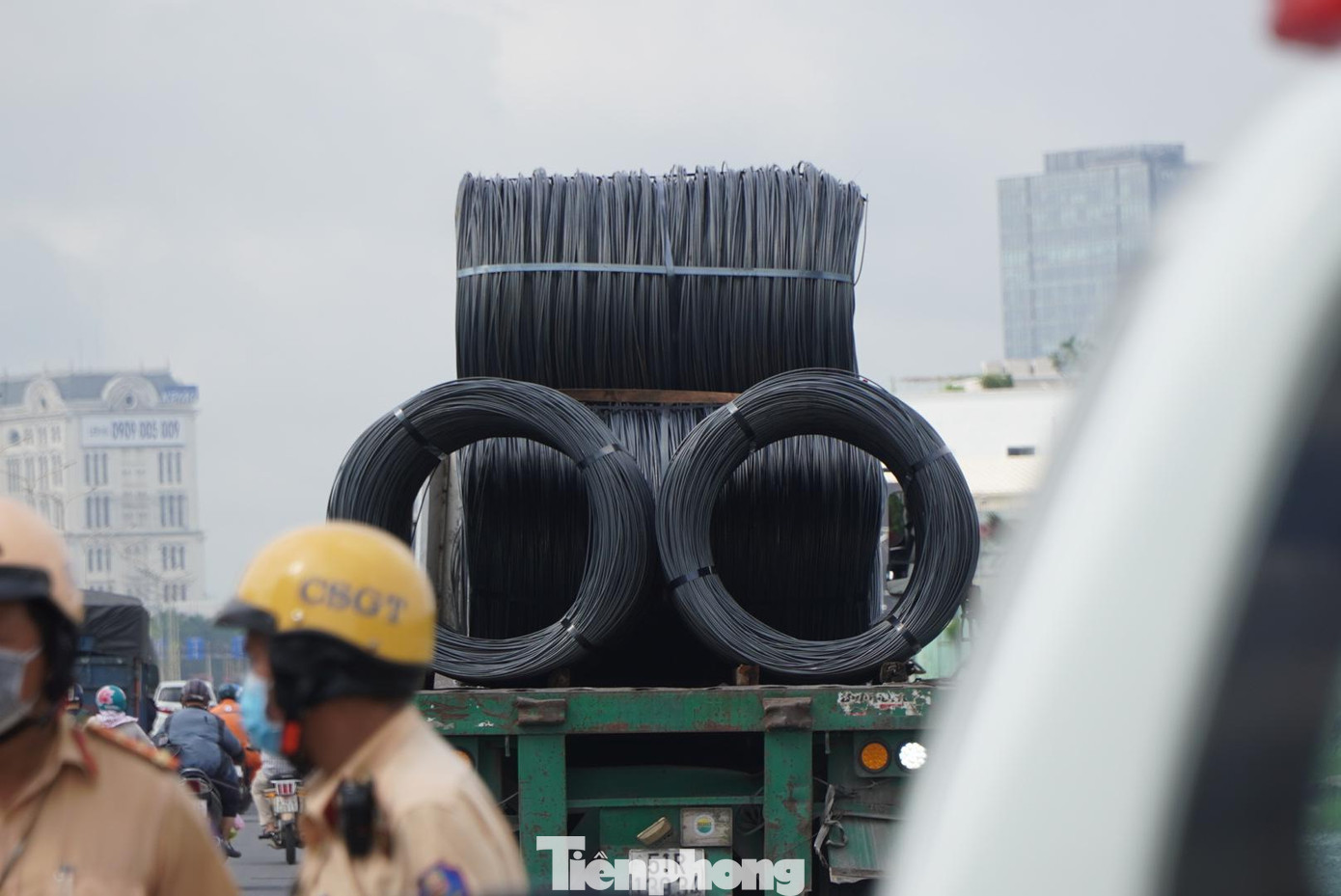 Theo quy định, hành vi chở hàng mà chằng buộc không chắc chắn hoặc không chằng buộc sẽ bị xử phạt 600.000 - 800.000 đồng/trường hợp. Nếu gây tai nạn thì phạt 8 - 12 triệu đồng và bị tước giấy phép lái xe từ 2 - 4 tháng.