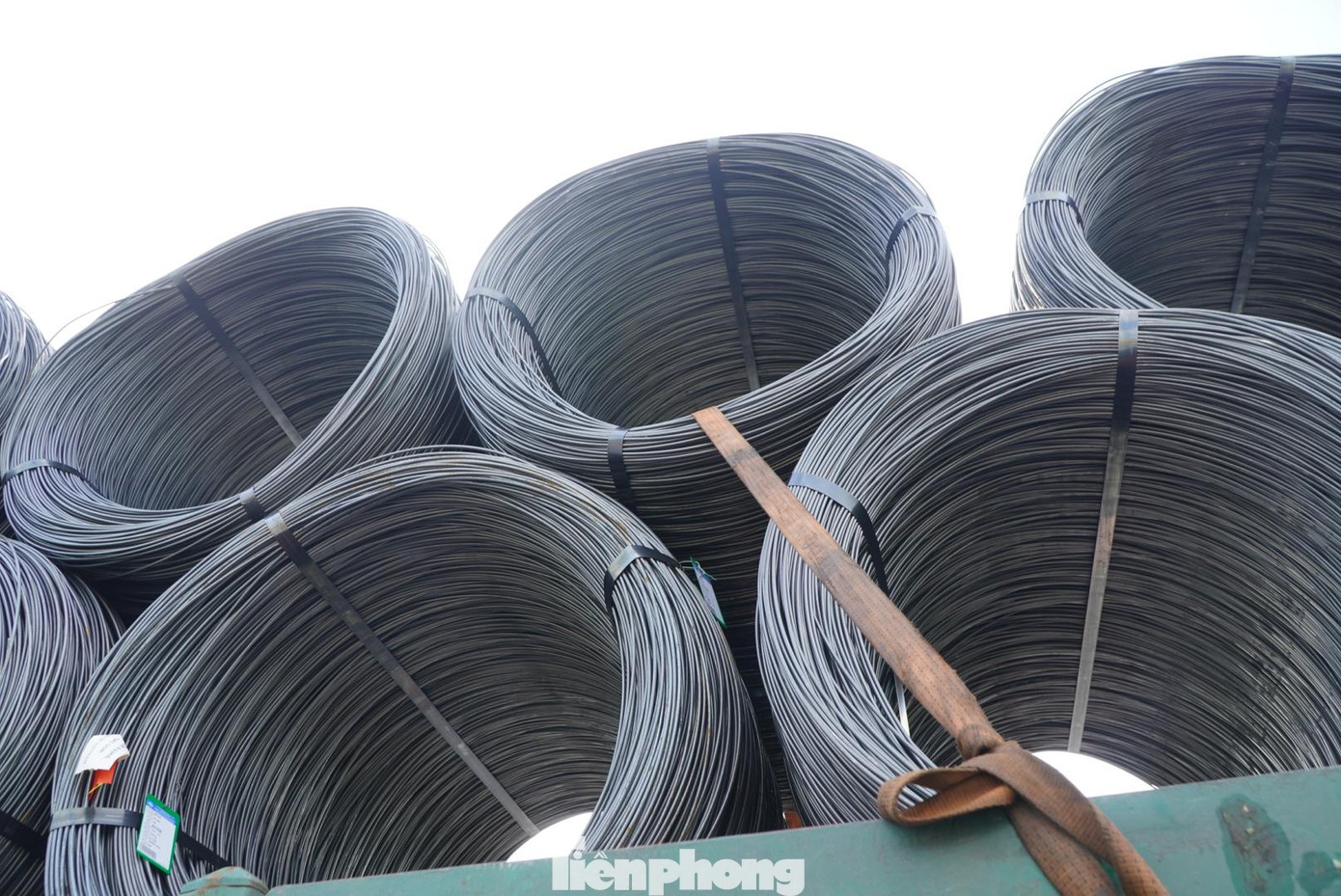 Lực lượng CSGT đã tiến hành yêu cầu dừng kiểm tra 5 phương tiện, trong đó lập biên bản xử lý 4 trường hợp, nhắc nhở 1 trường hợp.