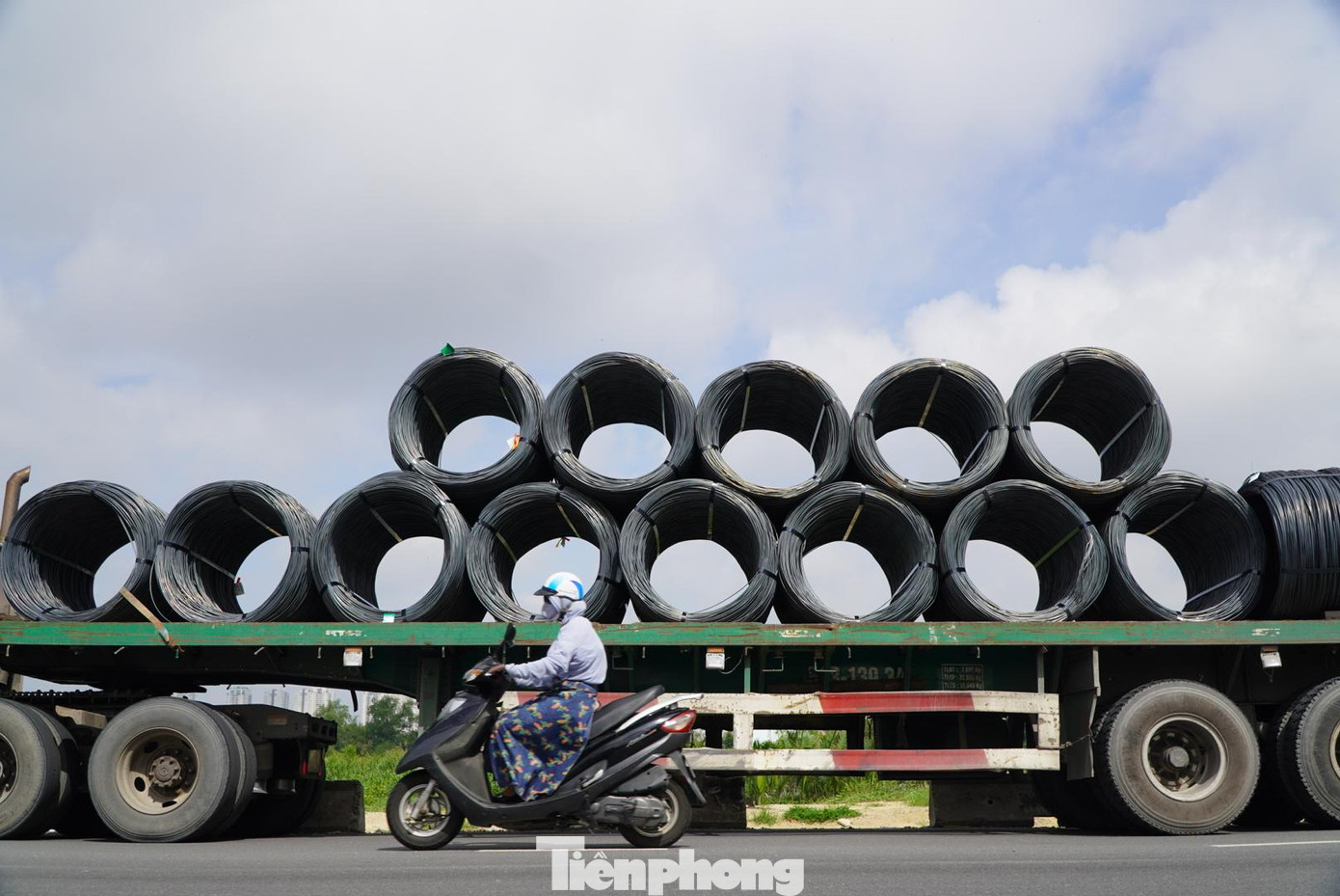 Việc lưu thông cạnh những cuộn thép không được chằng buộc chắc chắn khiến nhiều người đi đường cảm thấy lo lắng.