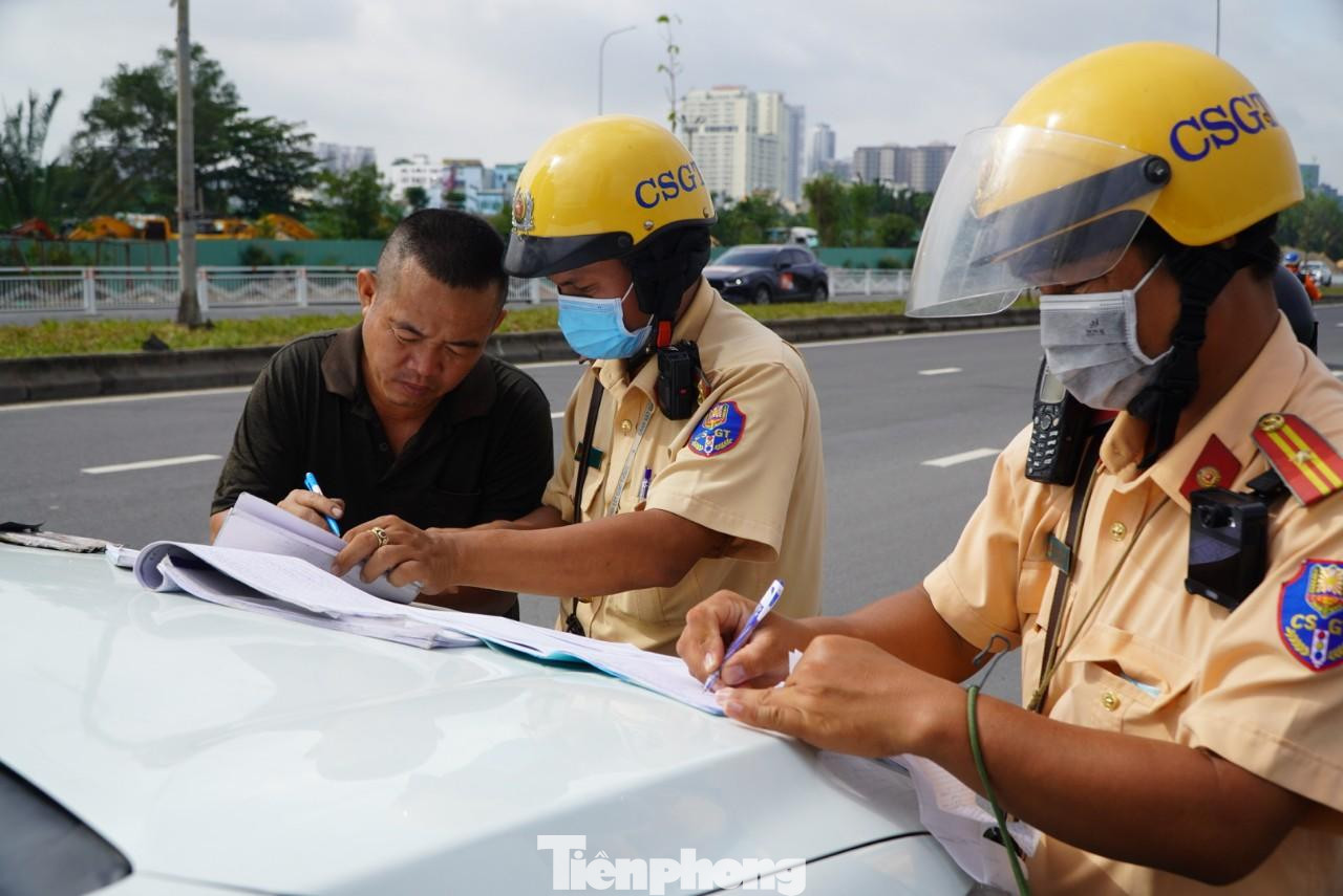 Ngoài ra, lực lượng CSGT còn nhắc nhở, yêu cầu tài xế phải chằng buộc hàng hóa chắc chắn rồi mới khởi hành tiếp tục.