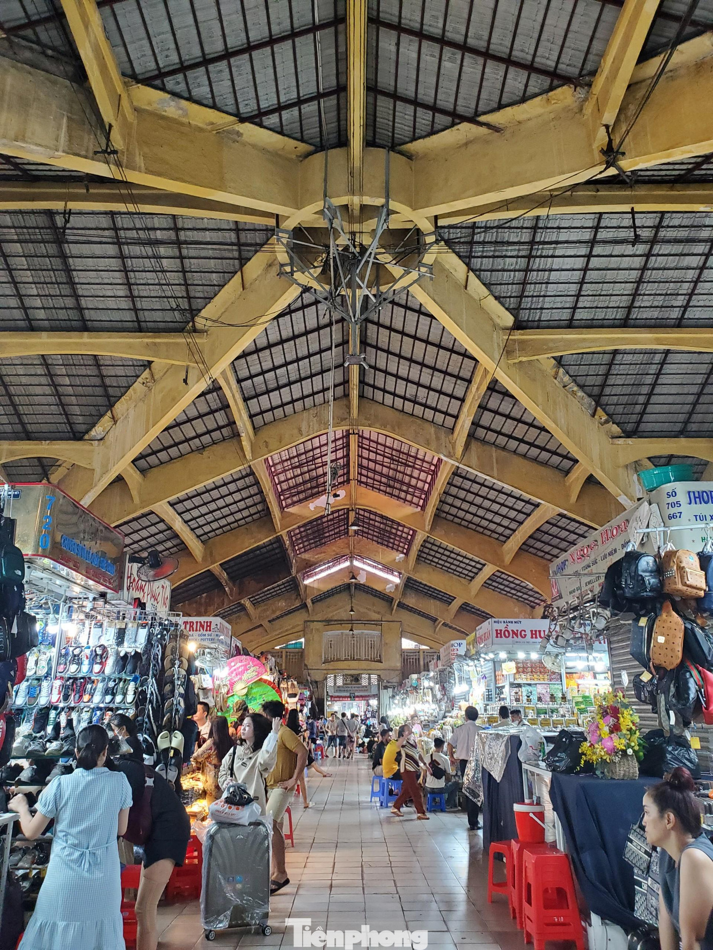 Để công tác trùng tu, cải tạo được diễn ra thuận lợi, Chủ tịch UBND TPHCM giao UBND Quận 1 chủ trì làm việc với Sở Công thương, các đơn vị có liên quan để trao đổi thống nhất, lấy ý kiến của tiểu thương về phương án thiết kế mặt bằng tổng thể và bố trí các không gian hàng trong chợ, đảm bảo quyền lợi người dân.