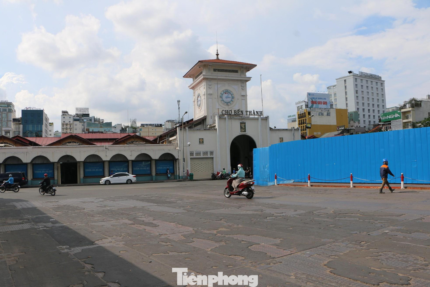 Về công tác cải tạo chợ Bến Thành, Chủ tịch UBND TPHCM giao UBND Quận 1 chủ trì làm việc với Sở Công thương, các đơn vị có liên quan để trao đổi thống nhất, lấy ý kiến của tiểu thương về phương án thiết kế mặt bằng tổng thể và bố trí các không gian hàng trong chợ, đảm bảo quyền lợi người dân.