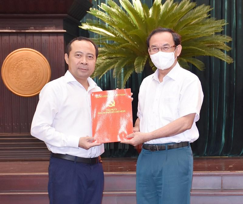 Bí thư Thành ủy TPHCM Nguyễn Văn Nên trao quyết định cho ông Vũ Hải Quân. Ảnh: Thành uỷ TPHCM Bí thư Thành ủy TPHCM Nguyễn Văn Nên trao quyết định cho ông Vũ Hải Quân. Ảnh: Thành uỷ TPHCM