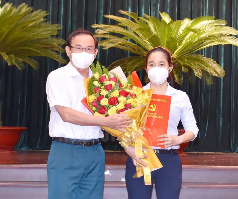 Bí thư Thành ủy TPHCM Nguyễn Văn Nên trao quyết định cho bà Lê Thị Hờ Rin. Ảnh: Thành uỷ TPHCM Bí thư Thành ủy TPHCM Nguyễn Văn Nên trao quyết định cho bà Lê Thị Hờ Rin. Ảnh: Thành uỷ TPHCM