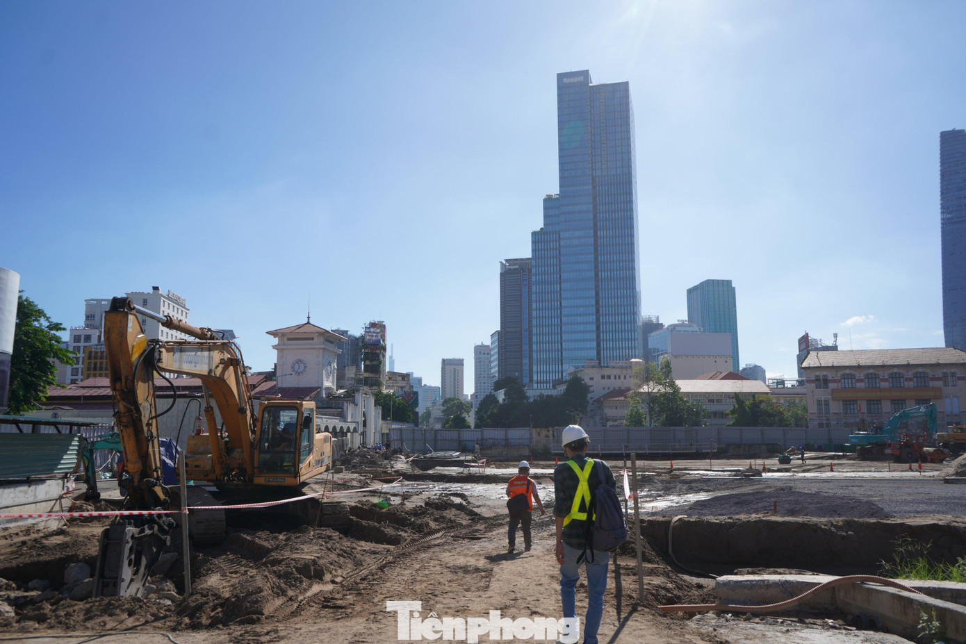 Khu vực hầm đào hở cơ bản đã hoàn thành và đang thực hiện công tác tái lập, bàn trả mặt bằng đường Lê Lợi. Dự kiến ngày 02/9/2022 sẽ hoàn trả toàn bộ đường mặt đường Lê Lợi (Quận 1) phục vụ giao thông.