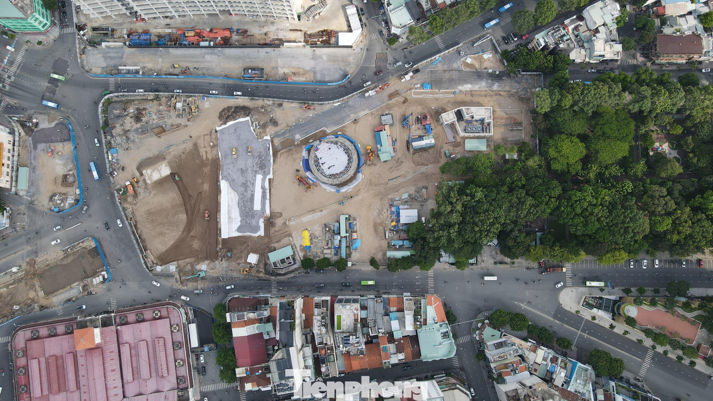 Trong đó, gói thầu Xây dựng đoạn ngầm từ Nhà ga Bến Thành đến ga Nhà hát Thành phố (Gói thầu số 1a) được tổ chức khởi công vào ngày 17/11/2016.