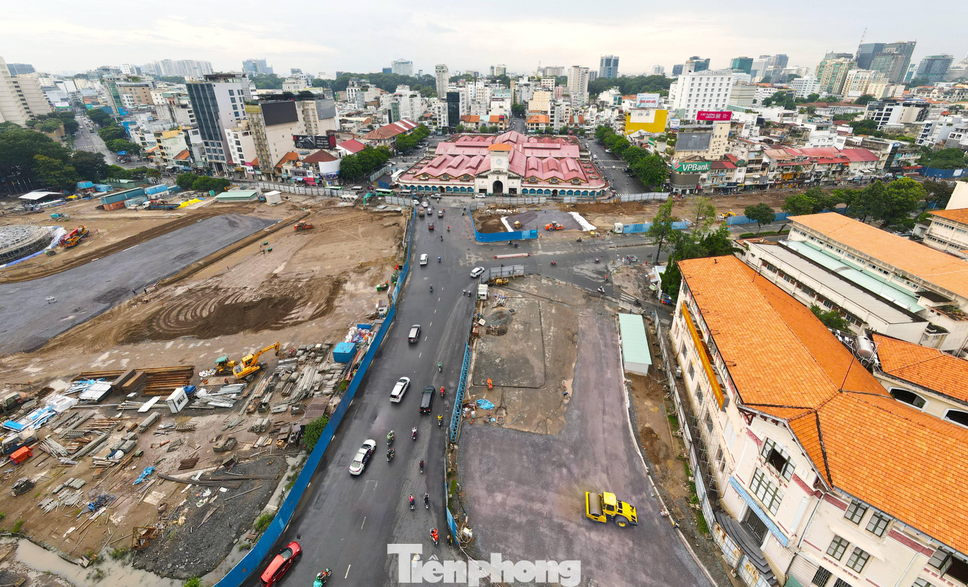 Bên cạnh việc trùng tu cải tạo chợ Bến Thành, UBND TPHCM cũng yêu cầu Sở Quy hoạch - Kiến trúc lên phương án đưa tượng Trần Nguyên Hãn về đặt lại vị trí cũ trước chợ Bến Thành.