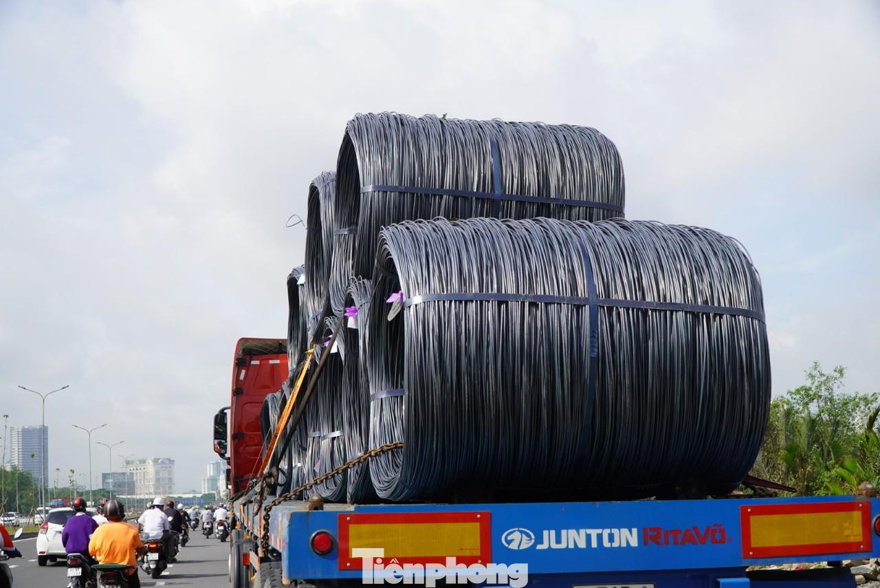 Nhiều trường hợp các cuộn thép được vận chuyển nhưng lại chằng buộc, cố định một cách sơ sài gây bất an cho người đi đường.