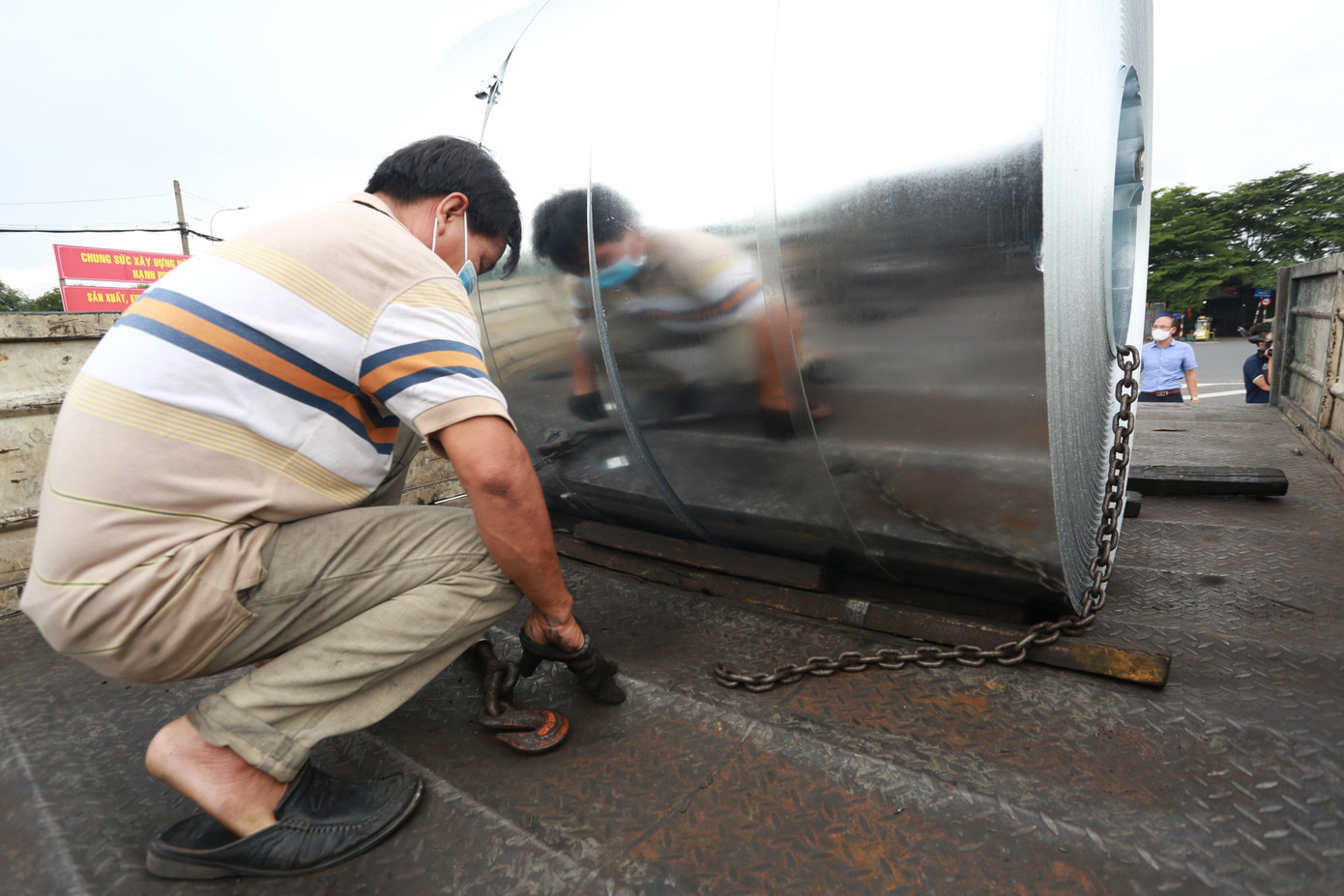 Ngoài xử phạt, lực lượng chức năng đã nhắc nhở, yêu cầu tài xế dùng dây xích chằng buộc cuộn tôn trước khi tiếp tục khởi hành để đảm bảo an toàn. Ngoài xử phạt, lực lượng chức năng đã nhắc nhở, yêu cầu tài xế dùng dây xích chằng buộc cuộn tôn trước khi tiếp tục khởi hành để đảm bảo an toàn.