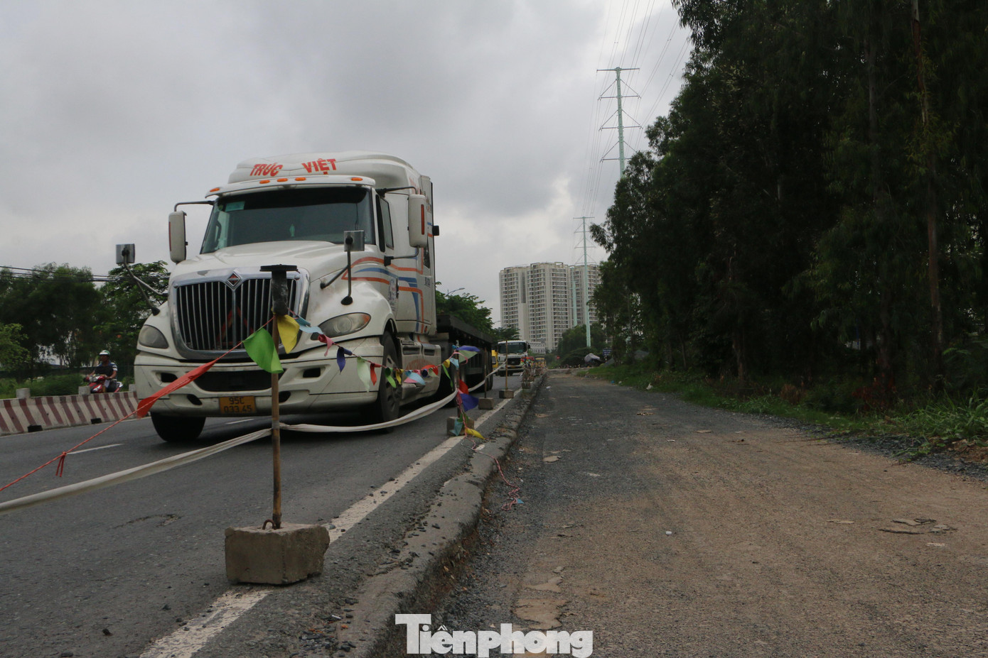 Cùng với công trình nút giao Mỹ Thủy và cầu Mỹ Thủy 3, dự án mở rộng đường Đồng Văn Cống nằm trong kế hoạch giảm ùn tắc khu vực cảng Cát Lái (TP Thủ Đức).