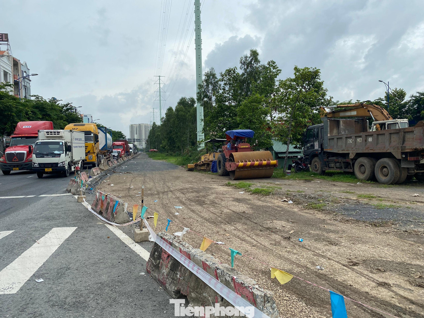 Ghi nhận vào ngày 1/6 cho thấy hoạt động thi công trên công trình mở rộng đường Đồng Văn Cống đang bị đình trệ, phương tiện phục vụ thi công im lìm.