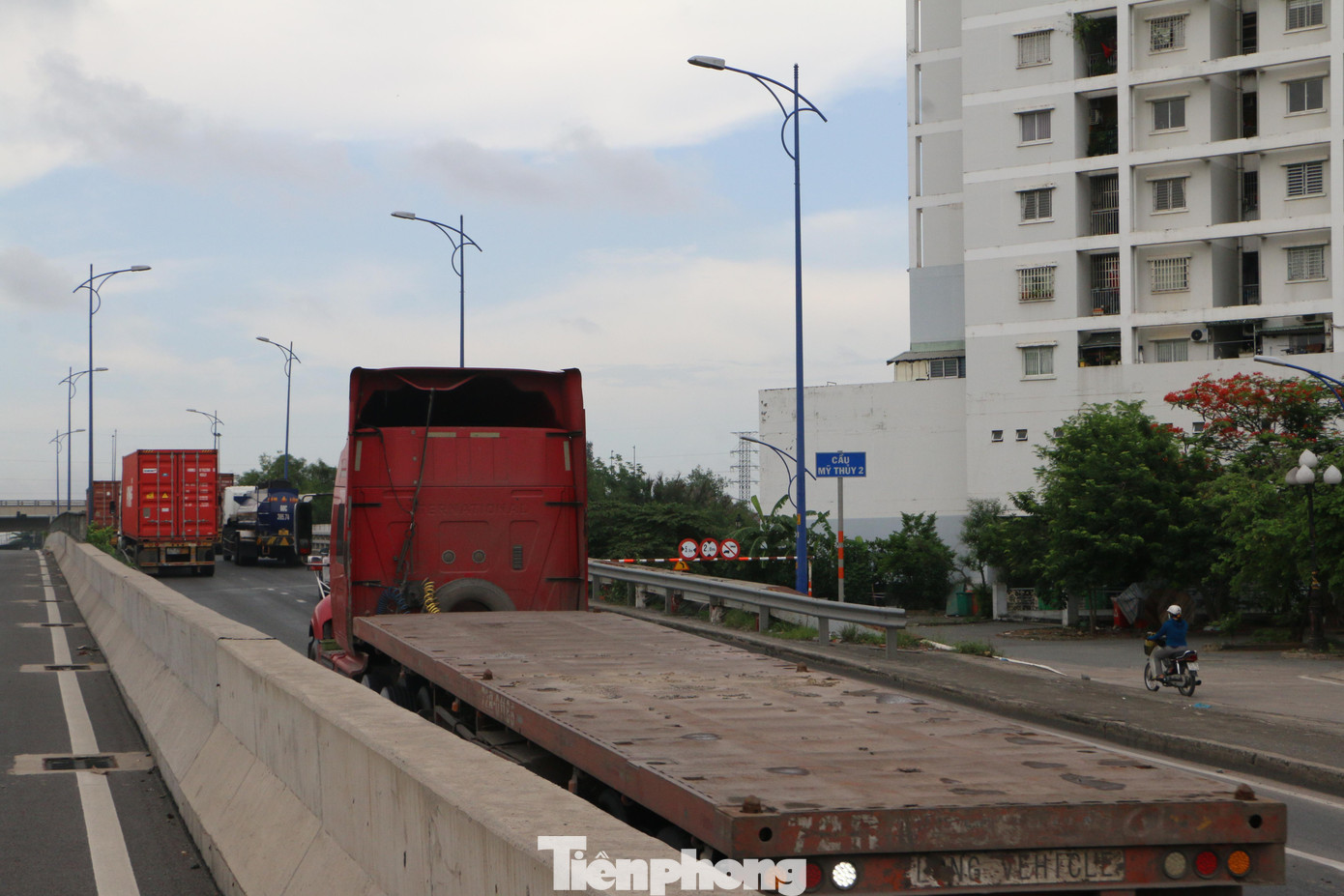 Trong khi đó, cầu Mỹ Thủy 2 thường xuyên quá tải trong giờ cao điểm.