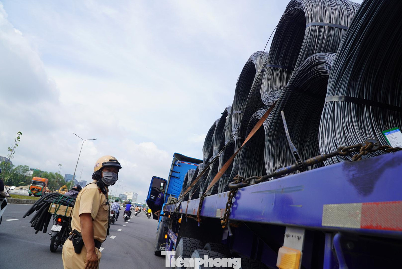 Ngày 3/6, Đội CSGT Nam Sài Gòn thuộc Phòng CSGT Đường bộ - Đường sắt (PC08), Công an TPHCM đã thực hiện lập chốt kiểm tra, xử lý xe đầu kéo chở cuộn thép, tấm thép, thép ống... không đảm bảo an toàn trên đường Nguyễn Văn Linh (đoạn qua Quận 7, TPHCM).