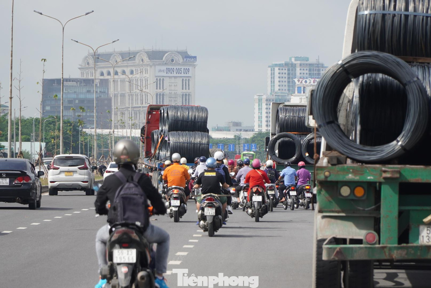 Ngoài đường Nguyễn Văn Linh, các tuyến đường lân cận như Huỳnh Tấn Phát, Trần Xuân Soạn... (Quận 7, TPHCM) cũng có nhiều xe đầu kéo chở cuộn thép liên tục di chuyển bên cạnh dòng người đông đúc.