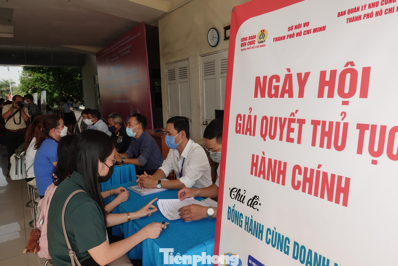 Tại ngày hội, cơ quan chức năng đã tổ chức khu vực Tiếp nhận và giải quyết ngay trong ngày đối với 6 thủ tục hành chính. Tại ngày hội, cơ quan chức năng đã tổ chức khu vực Tiếp nhận và giải quyết ngay trong ngày đối với 6 thủ tục hành chính.