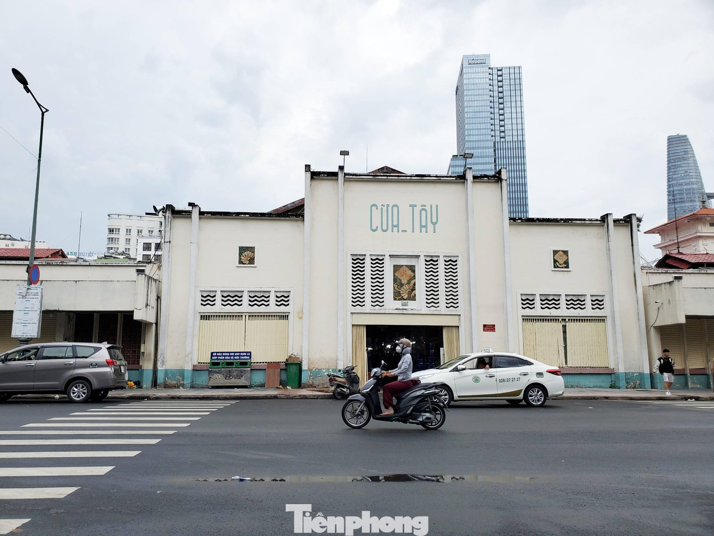 Chợ nằm giữa các đường Phan Bội Châu - Phan Chu Trinh - Lê Thánh Tôn - Công trường Quách Thị Trang tại phường Bến Thành với diện tích 13.056 m².