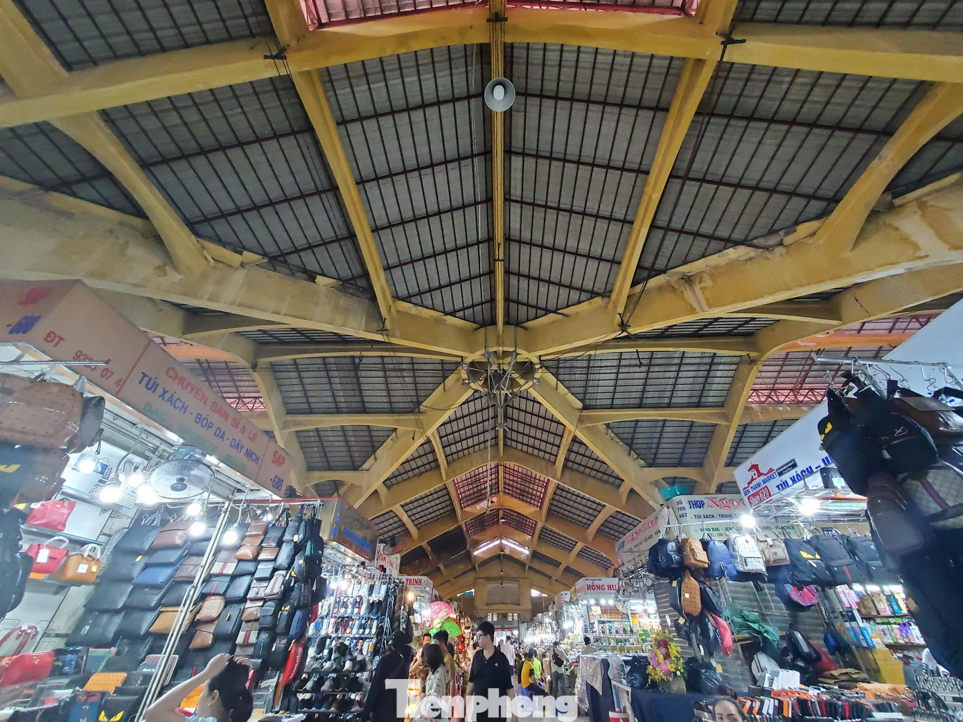 Ngoài ra, sẽ thực hiện phương pháp nâng mái, vươn mái để lấy sáng, tạo thông thoáng và lợp mái ngói thay thế tôn giả ngói như hiện nay.