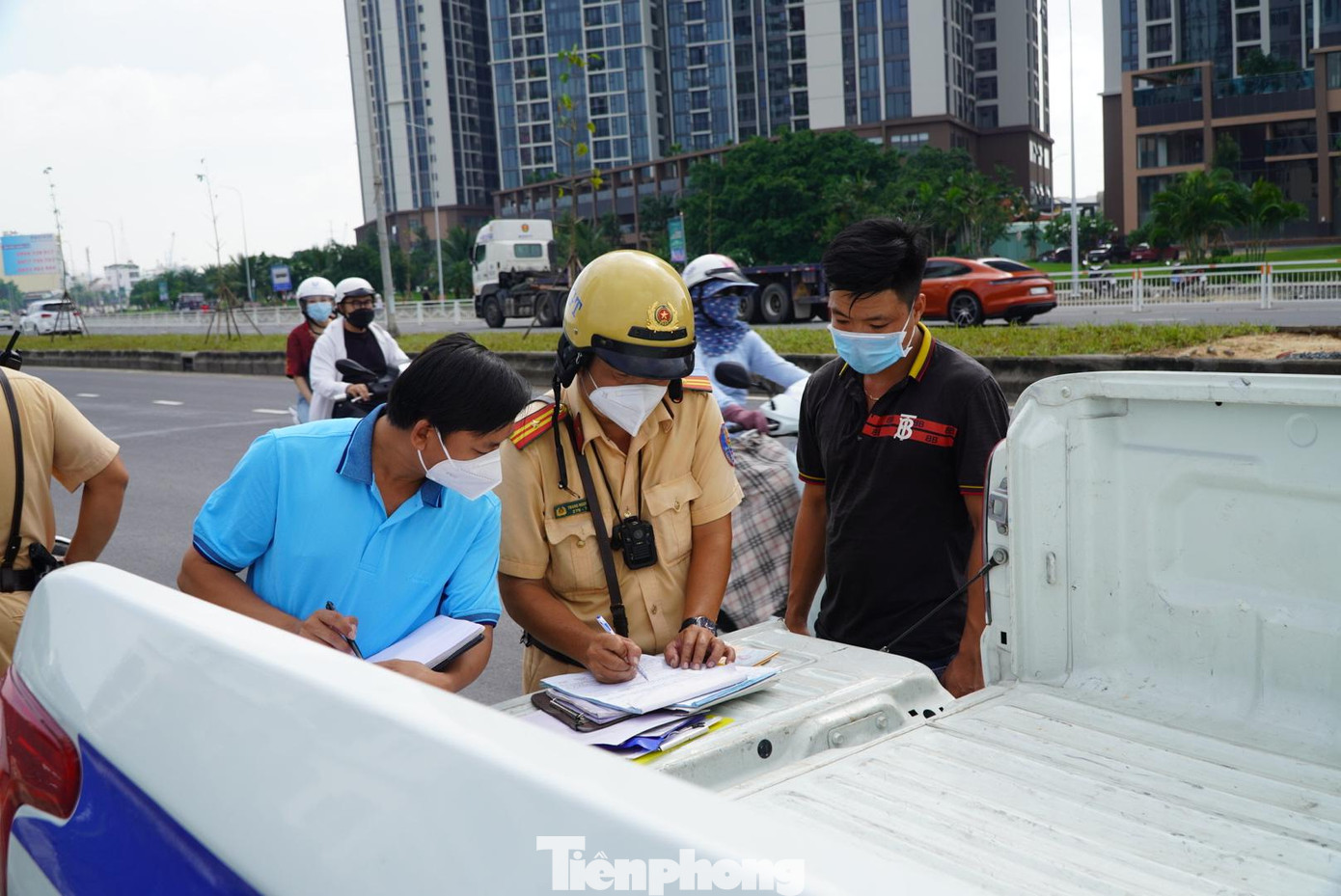 Bị CSGT xử phạt vì lỗi “điều khiển chằng buộc hàng hóa (cuộn thép) phía sau không đảm bảo an toàn”, tài xế Bùi Văn Đang (ngụ Quận 7, TPHCM) cho biết, do lượng xe trong cảng đông, vội xuất cảng đi cho kịp giờ, nên có sơ sót trong việc chằng buộc hàng hóa.