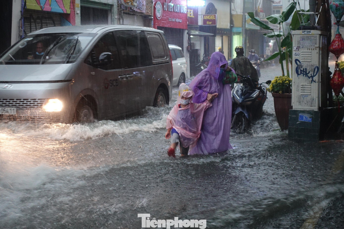 Phố đi bộ Bùi Viện giữa trung tâm TPHCM bị ngập trong cơn mưa chiều 2/6. Ảnh: Hữu Huy