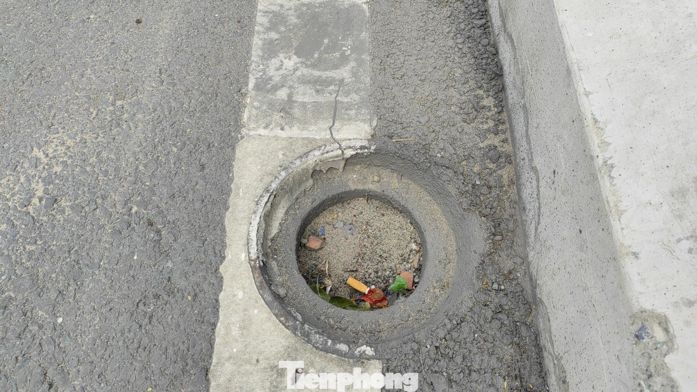 Hàng loạt nắp chắn rác trên cầu vượt Nguyễn Hữu Cảnh 'biến mất' ảnh 6