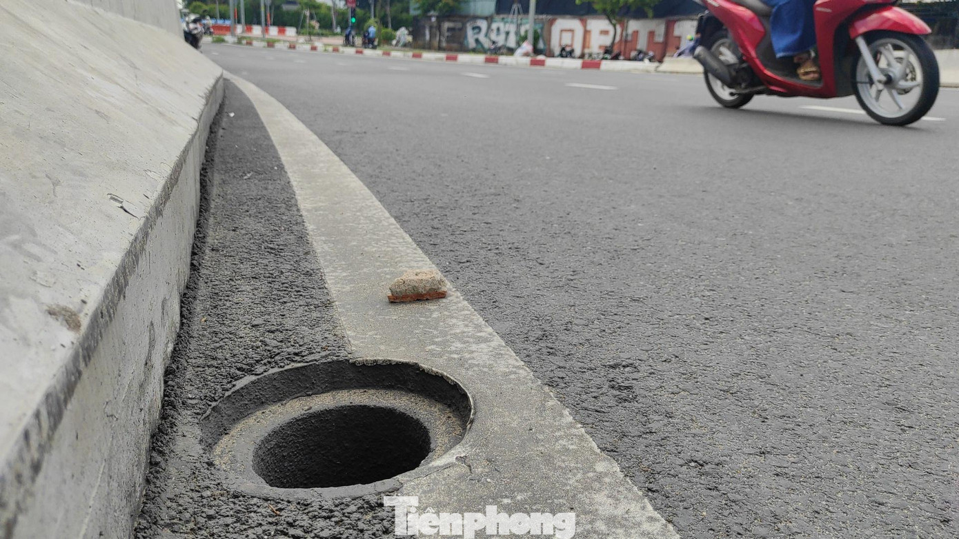 Không còn nắp chắn, miệng cống trở nên trơ trọi. Không còn nắp chắn, miệng cống trở nên trơ trọi.