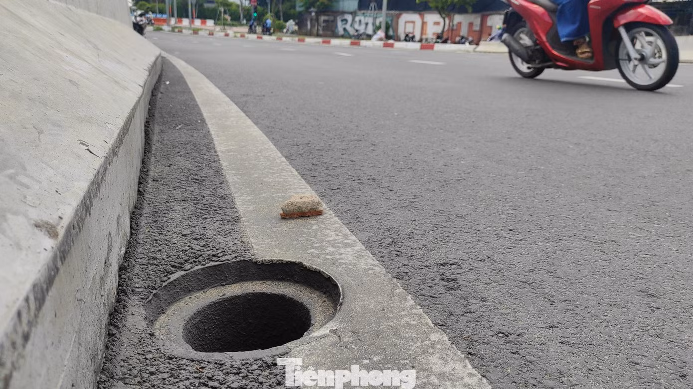 Không còn nắp chắn, miệng cống trở nên trơ trọi.