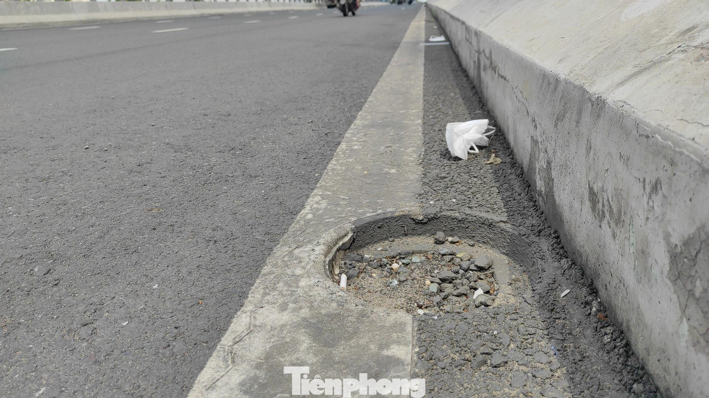 Hàng loạt nắp chắn rác trên cầu vượt Nguyễn Hữu Cảnh 'biến mất' ảnh 5 Hàng loạt nắp chắn rác trên cầu vượt Nguyễn Hữu Cảnh 'biến mất' ảnh 5