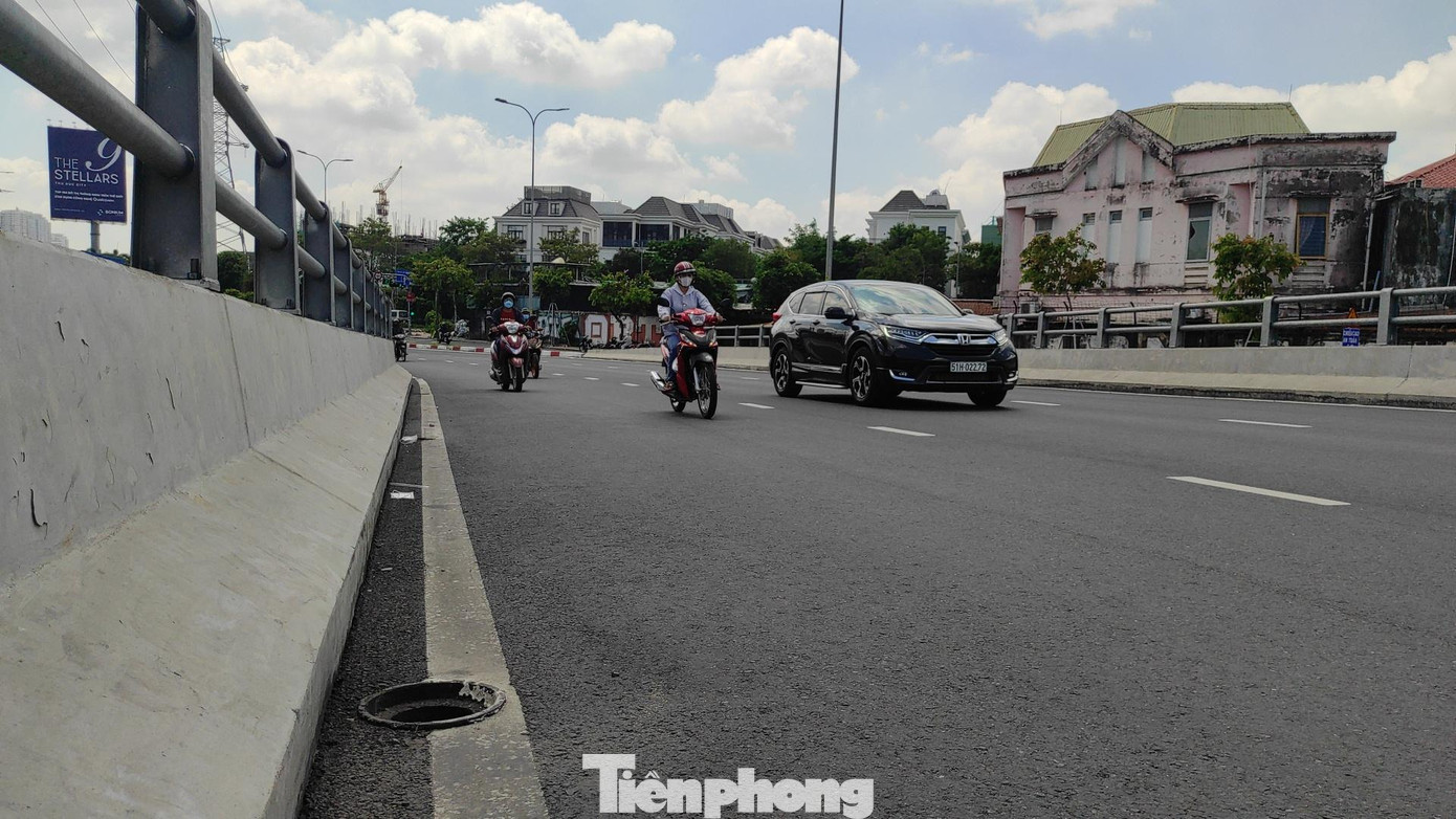 Một loạt nắp cống chắn rác trên cầu vượt Nguyễn Hữu Cảnh bị lấy mất. Một loạt nắp cống chắn rác trên cầu vượt Nguyễn Hữu Cảnh bị lấy mất.