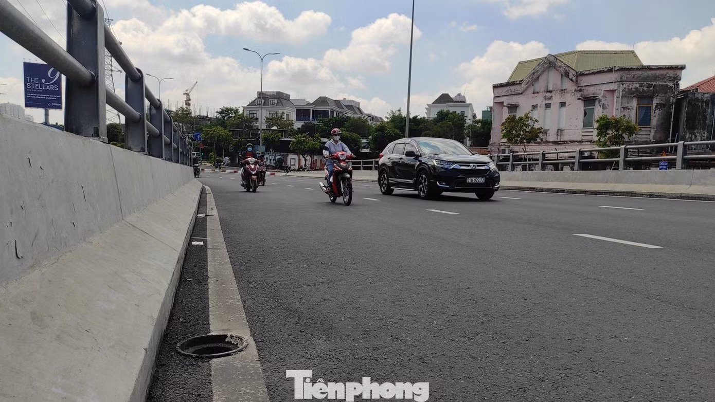 Một loạt nắp cống chắn rác trên cầu vượt Nguyễn Hữu Cảnh bị lấy mất.