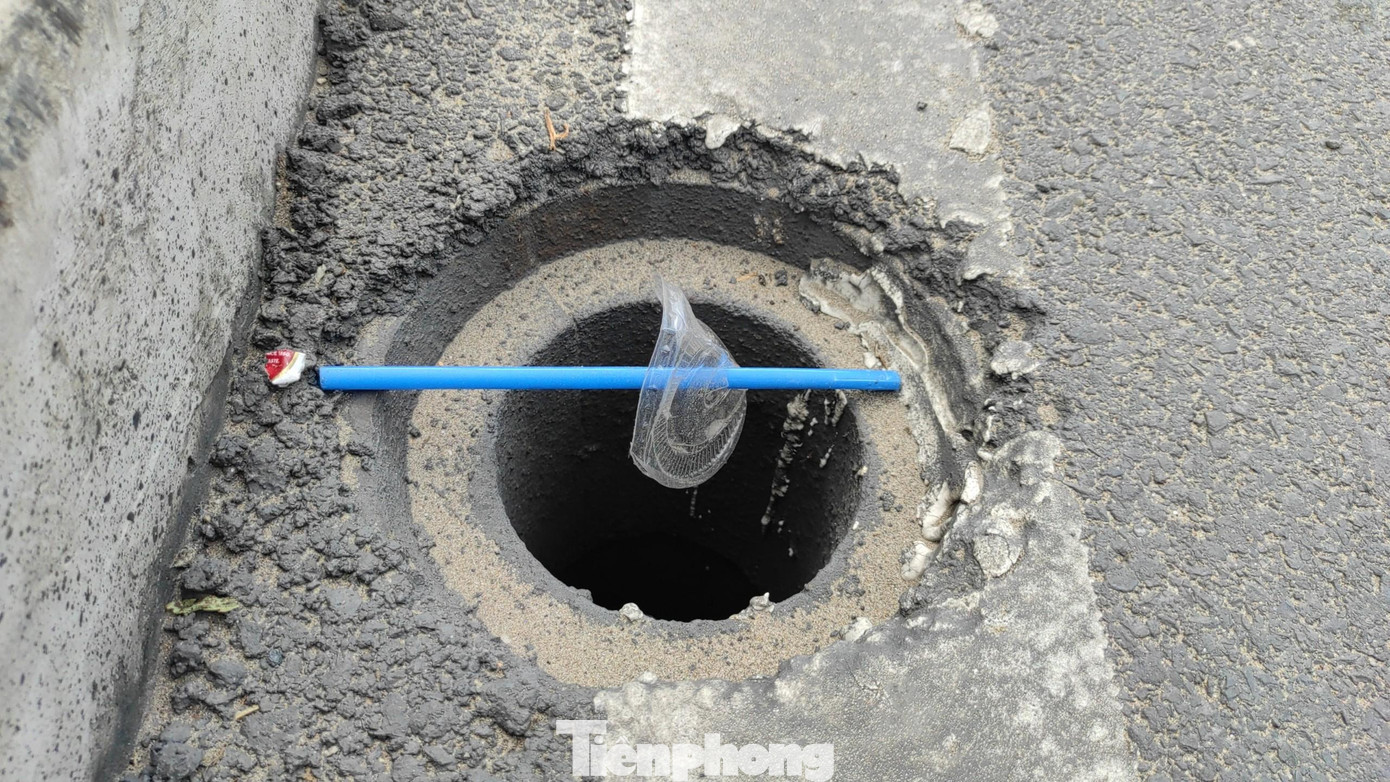 Rác thải vắt vẻo trên miệng cống. Rác thải vắt vẻo trên miệng cống.