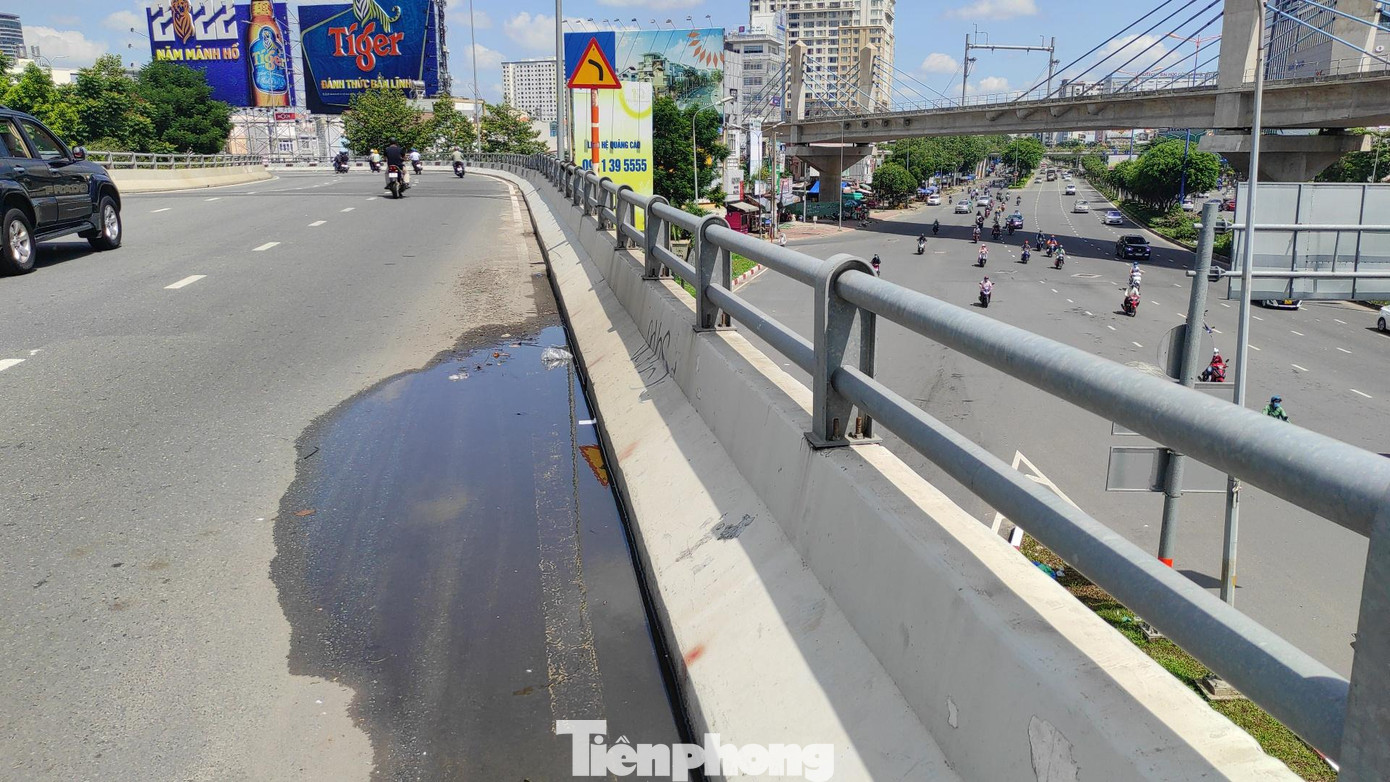 Vị trí bị võng gây đọng nước trên cầu vượt Nguyễn Hữu Cảnh. Ảnh chụp vào tháng 9/2022 Vị trí bị võng gây đọng nước trên cầu vượt Nguyễn Hữu Cảnh. Ảnh chụp vào tháng 9/2022