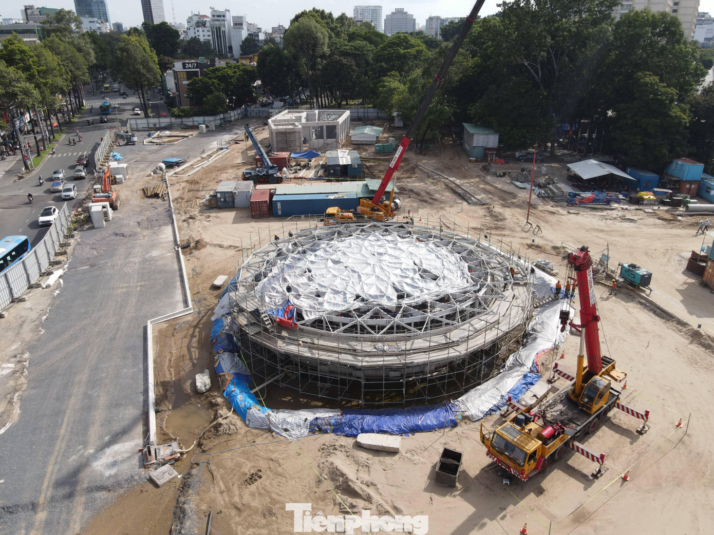 Khu vực cửa lấy ánh sáng tự nhiên của nhà ga trung tâm Bến Thành có dạng hình tròn chiều cao 6m, đường kính ngoài 21,6m đang dần lộ diện kết cấu.