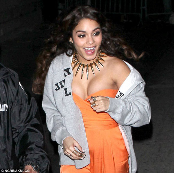 Trang phục này sẽ có thể khiến cô nàng bị 'lộ hàng' vào bất cứ lúc nào