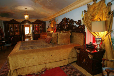 Trần nhà và các bức tường là những bức tranh vẽ bằng tay