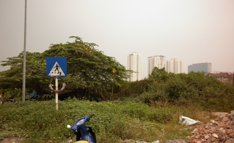 Nhìn từ bên ngoài, dự án chẳng khác nào một khu đất 