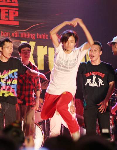 Các bạn nữ cũng rất hăng hái tham gia chương trình