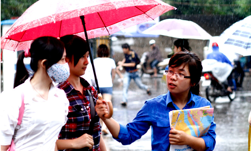 Những màu áo xanh luôn sát cánh bên các sĩ tử dù ngày nắng hay mưa