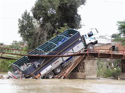 Sập cầu, xe xuống sông. Ảnh: PV Sập cầu, xe xuống sông. Ảnh: PV