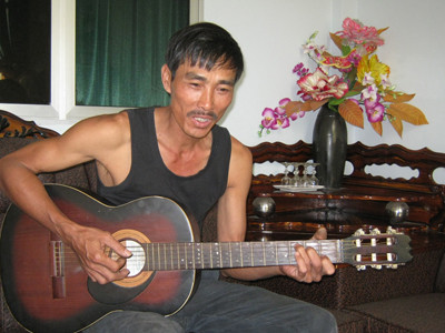 Sau nghề khóa, ông bầu bạn với cây đàn