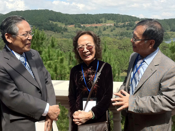 Việt kiều gặp gỡ, trao đổi kinh nghiệm. Ảnh: K.A . Việt kiều gặp gỡ, trao đổi kinh nghiệm. Ảnh: K.A