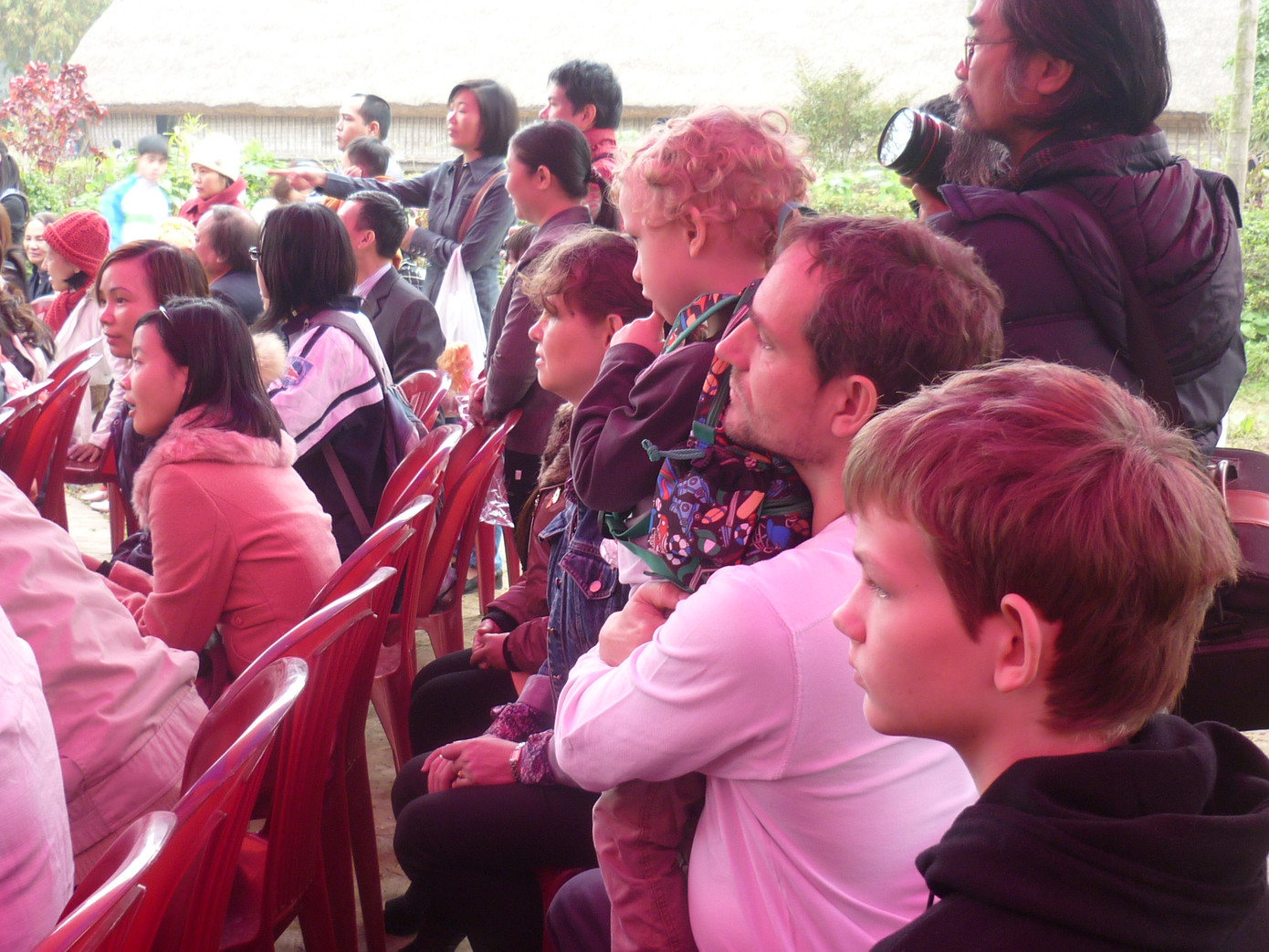 Người nước ngoài chăm chú xem nghệ thuật dân gian của Việt Nam