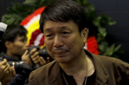 Nhạc sĩ Phú Quang rớm lệ trước linh cữu nghệ sĩ Văn Hiệp